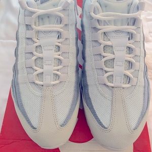 BRAND NEW NIKE AIR MAX 95 ESSENTIAL
WHITE & GREY